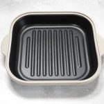ニトリ「レンジで両面焼き目がつく レンジグリル」の内側。