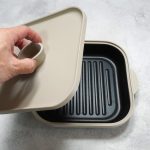 ニトリ「レンジで両面焼き目がつく レンジグリル」は食材の上に内ブタを置いて焼くことで、両面焼き色がつく仕組み
