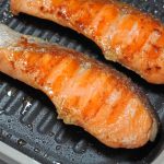 ニトリ「レンジで両面焼き目がつく レンジグリル」は焼き目がこんがり