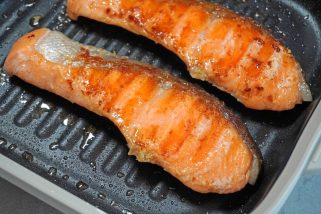 【ニトリ神アイテム】レンチンで両面焼き!? “ひっくり返し不要”の4,990円グリルを試したら最高すぎた