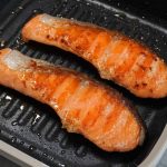 ニトリ「レンジで両面焼き目がつく レンジグリル」は焼き鮭が2枚置けるサイズ