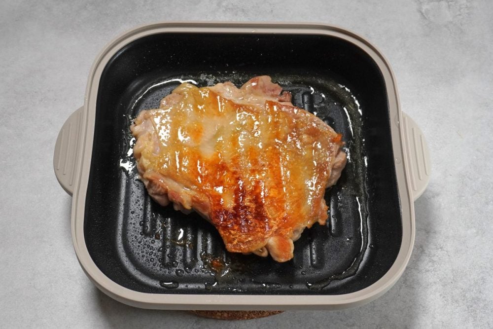 ニトリ「レンジで両面焼き目がつく レンジグリル」で鶏もも肉を焼いた