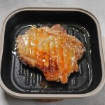 ニトリ「レンジで両面焼き目がつく レンジグリル」で鶏もも肉を焼いた
