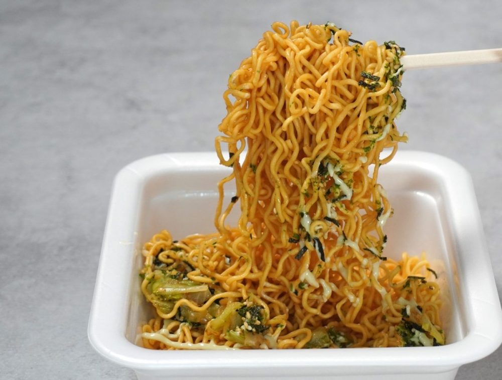 麺のボリュームが多いのが「明星 一平ちゃん夜店の焼そば」シリーズの醍醐味！「 わさびマヨ醤油味」も同じ