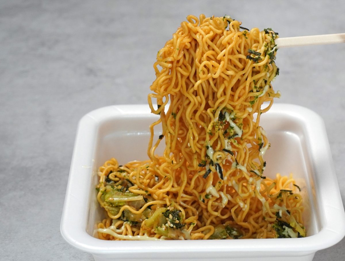 麺のボリュームが多いのが「明星 一平ちゃん夜店の焼そば」シリーズの醍醐味！「 わさびマヨ醤油味」も同じ