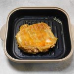 ニトリ「レンジで両面焼き目がつく レンジグリル」で鶏もも肉を焼いた。きっちり焼き目がつく