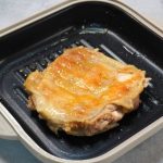 ニトリ「レンジで両面焼き目がつく レンジグリル」で鶏もも肉を焼く。両面こんがり