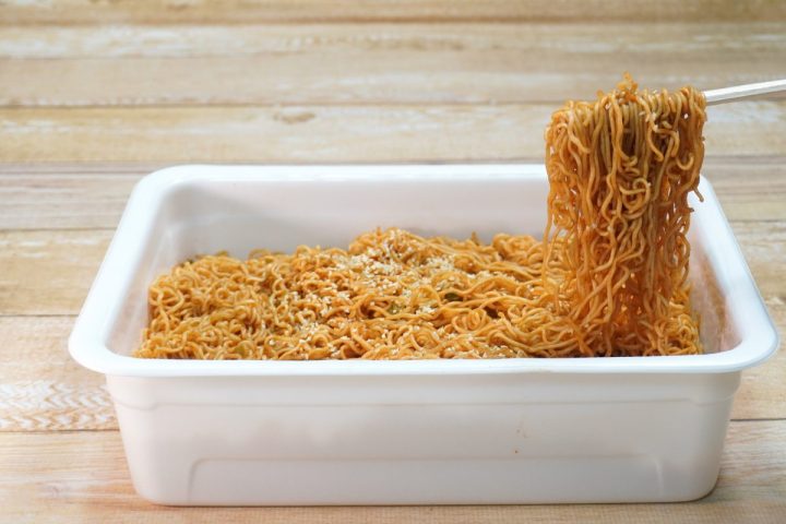 「ヤバすぎる…新作カップ焼きそば」食べたら体も部屋もニンニクまみれ…!?“ペヤング史上最大にして最強のにんにくMAX”をグルメライターが実食レポート