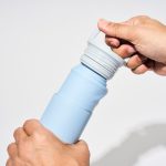凍らせた冷却芯にタオルを巻いてボトルにセットすれば、キンキンに冷えたタオルが完成
