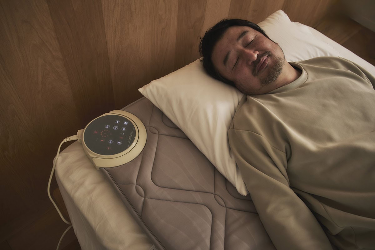 最強の睡眠ガジェット】nishikawaのマットレス「ヘルシオン」で寝