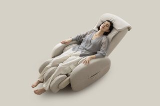 【リビングに馴染むマッサージ機】一見ただの極上ソファ!? アテックス「KOYOI AIR」で全身“ながら”コリほぐし習慣