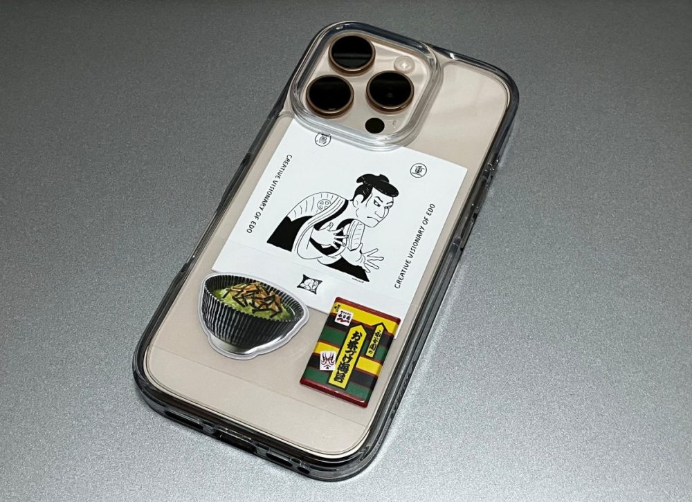 スマホケースにシールを挟むのもおすすめ！