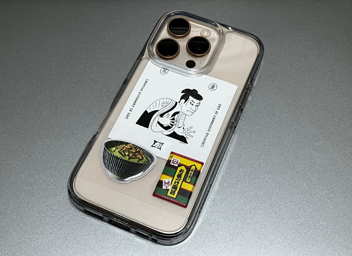 スマホケースにシールを挟むのもおすすめ！
