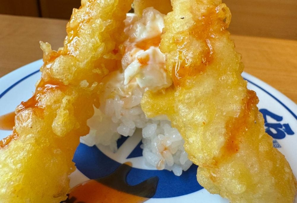 味の決め手は、たっぷりとかけられたコクのあるエビマヨと赤ユッケダレ