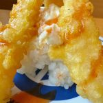 味の決め手は、たっぷりとかけられたコクのあるエビマヨと赤ユッケダレ