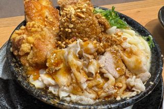 【マジで麺が見えない…デカ盛り】はなまるうどん史上最強ギルティ！2,000kcal超え「爆担々」と肉特化型店“肉まみれ”がヤバかった…グルメライターが徹底実食