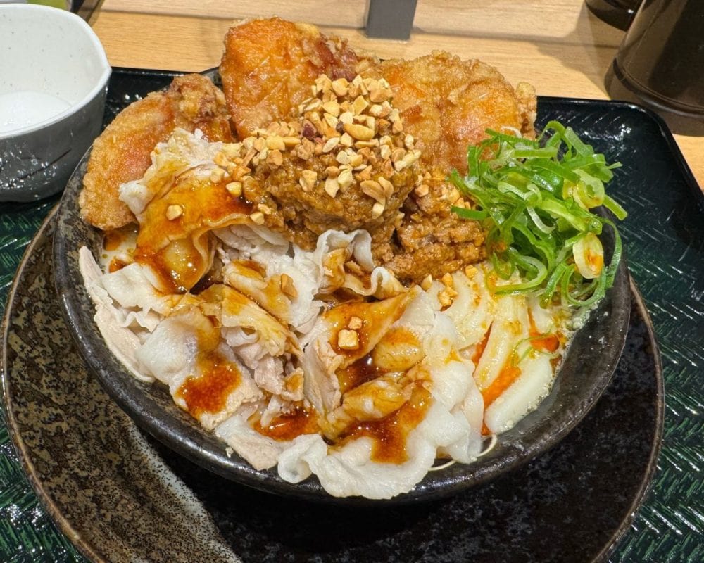 マジで麺が見えない!?2,000kcal超え&総重量1kgの衝撃「爆担々」