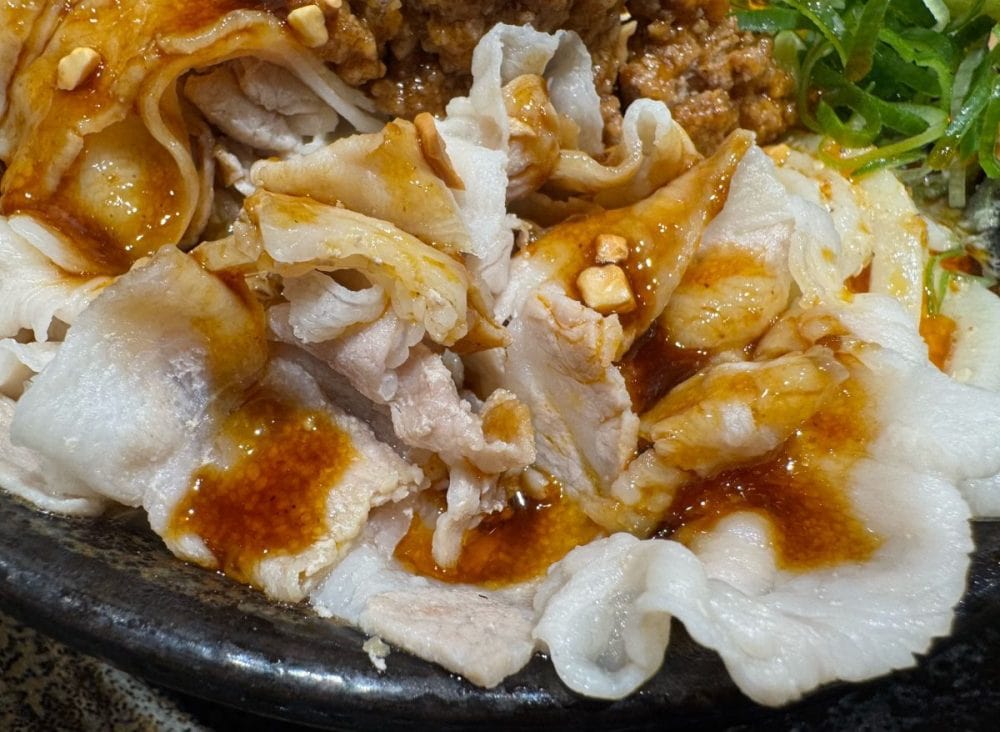 豚肉はさっぱりと柔らかく、肉味噌や甘辛いタレとも抜群に合います