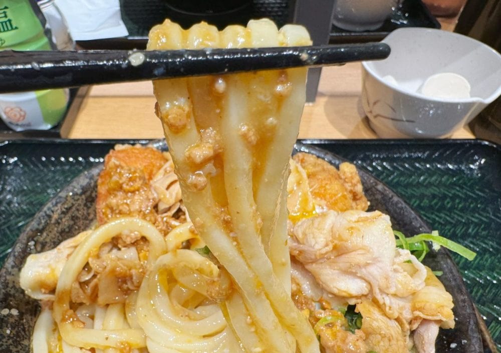 クリーミーなタレがうどんに絶妙に絡み、スルスルと喉を通っていく感覚は快感!