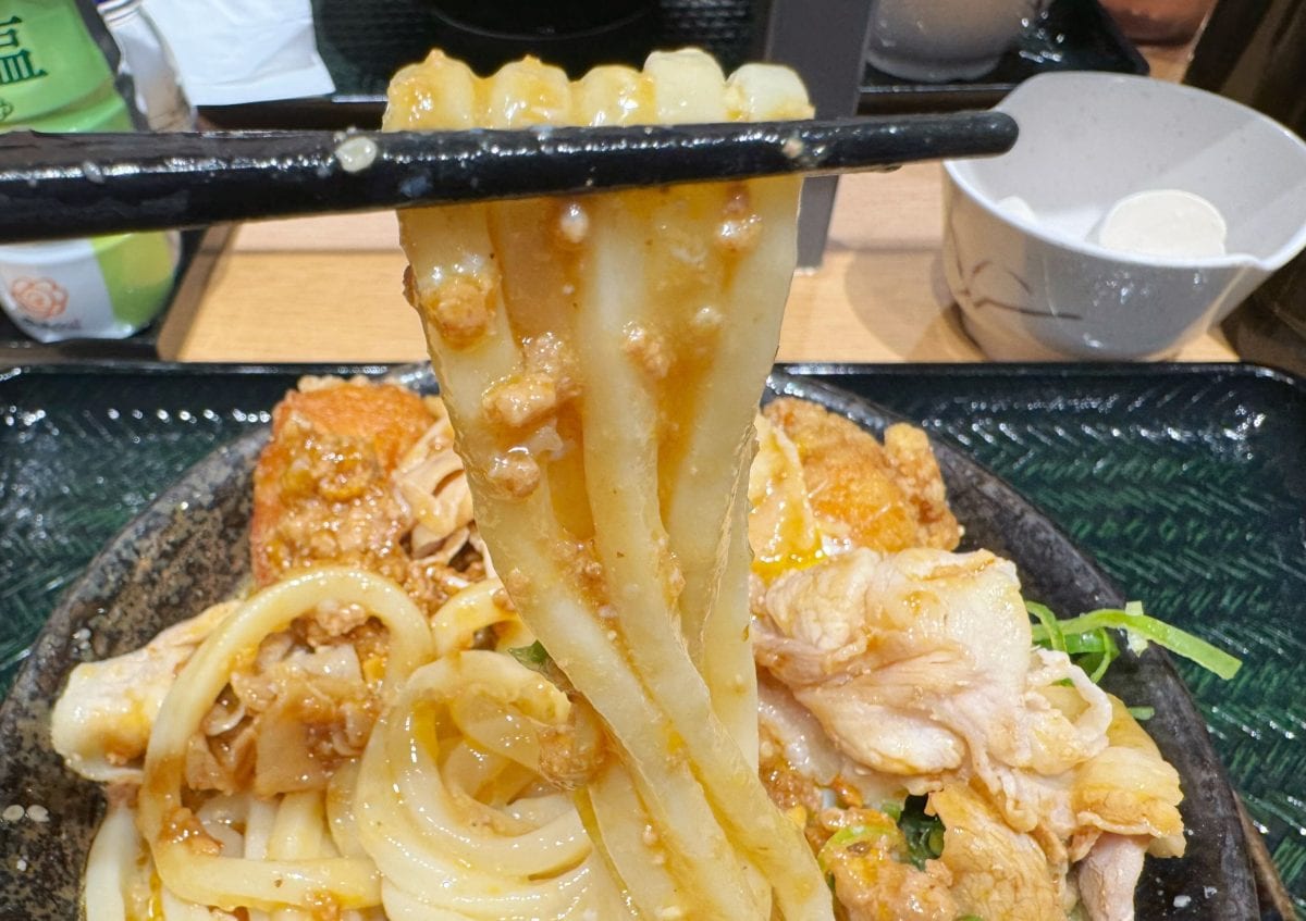 クリーミーなタレがうどんに絶妙に絡み、スルスルと喉を通っていく感覚は快感!