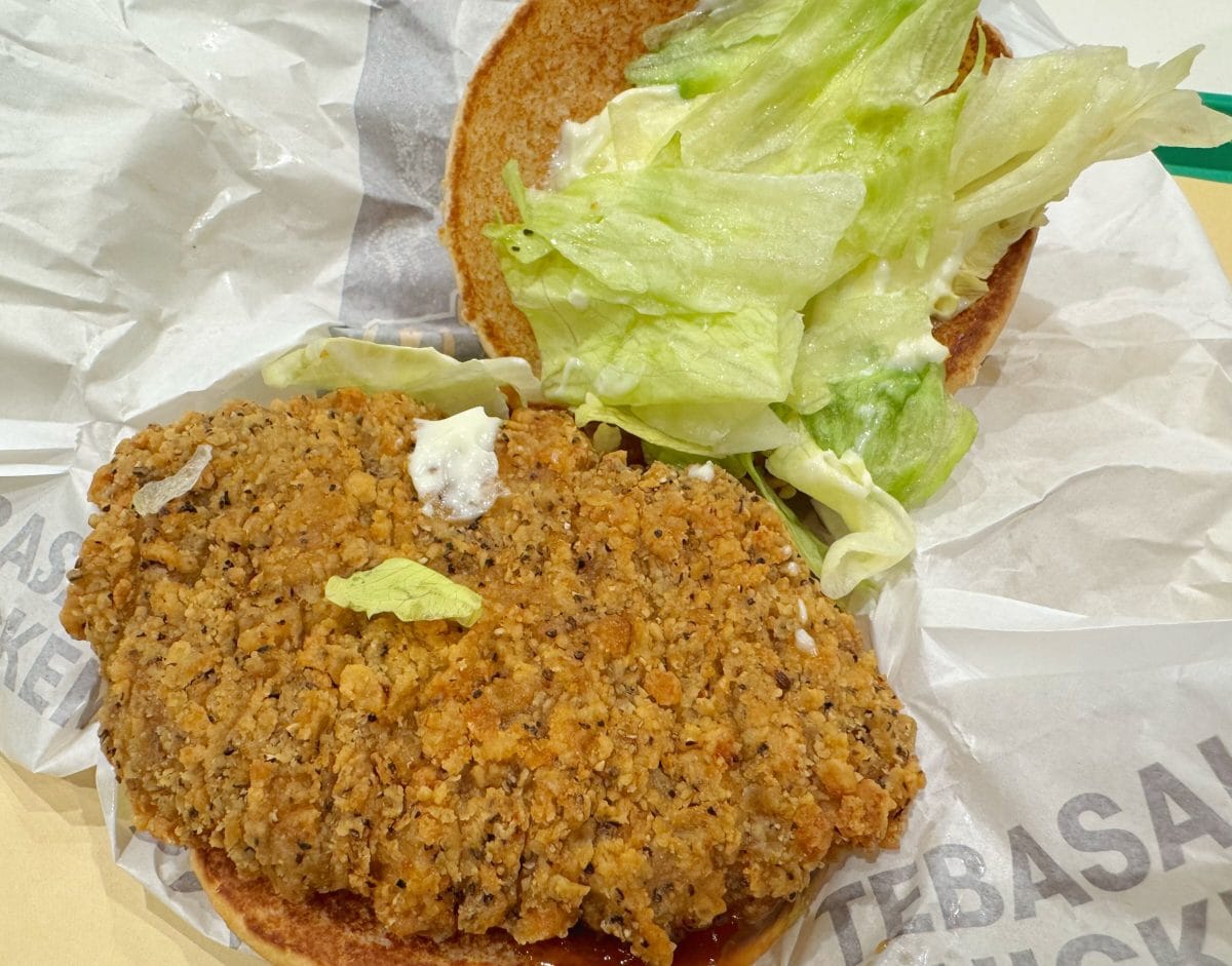 ジューシーさにこだわり抜いたモモの一枚肉を使用