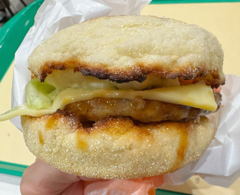 マフィンのもっちり食感と、まろやかなポテトフィリング、甘辛いてりやきソースが見事にマッチ!