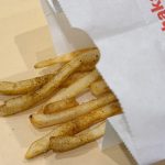 食欲をそそるスパイシーなカレーの香りと旨辛な味わいが後をひく、中毒性の高い一品