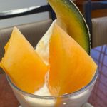 旬の国産赤肉メロンを贅沢にトッピング