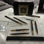 担当さんのおすすめは、8種のうち4シリーズのデザインを網羅したマルチプラットフォームな商品「The Arrow」