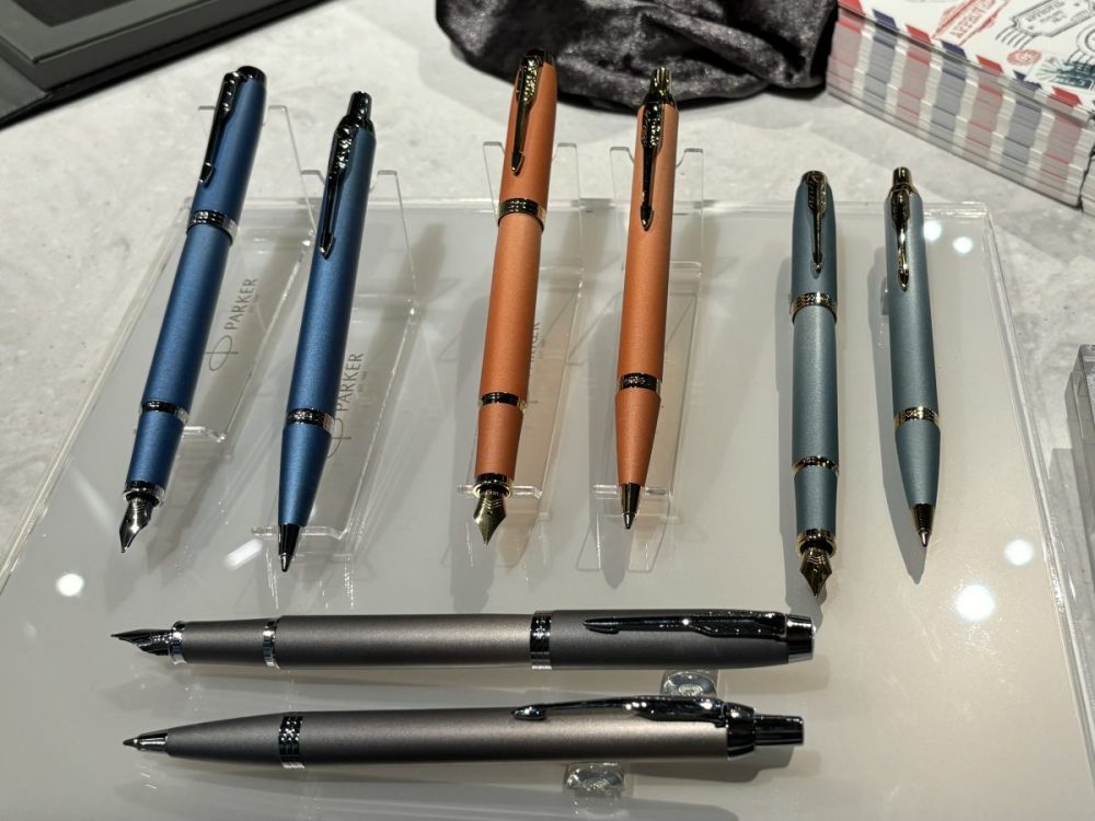 オレンジ、ブルーほか、第1弾のカラーも継続して発売中