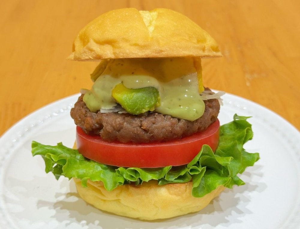 至高のプラントベースバーガー「米粉入りバンズのアボカドバジルバーガー」