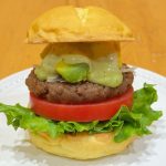 至高のプラントベースバーガー「米粉入りバンズのアボカドバジルバーガー」