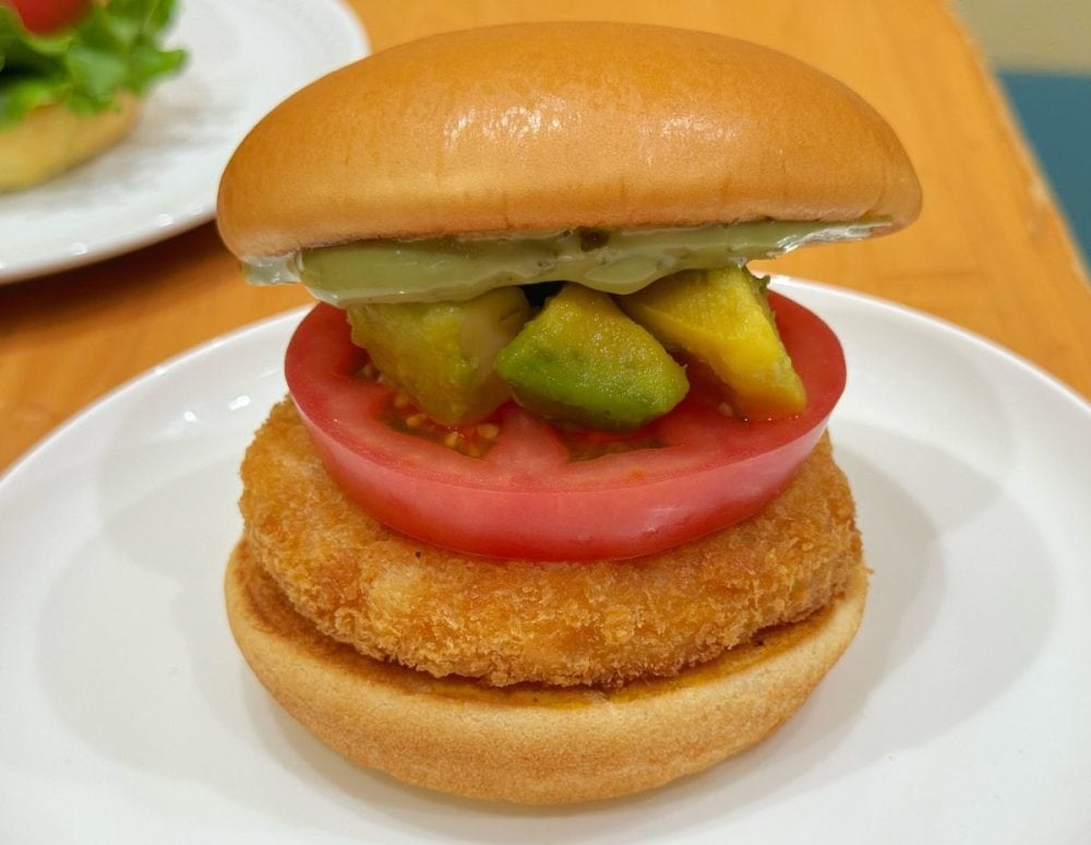 クリーミーなアボカドとの絶妙コンビ！「アボカド海老カツバーガー」