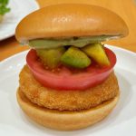 クリーミーなアボカドとの絶妙コンビ！「アボカド海老カツバーガー」