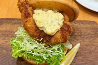 【モスの本気】はみ出る巨大2尾に悶絶！「贅沢海老フライバーガー」がハンバーガーの枠を超えていた…新作3品をグルメライターが実食
