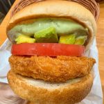 ゴロゴロとしたダイスカットのアボカドと真っ赤な厚切りトマトが、鮮やかなグリーンのバジルマヨソースをまとって爽やかなビジュアル！