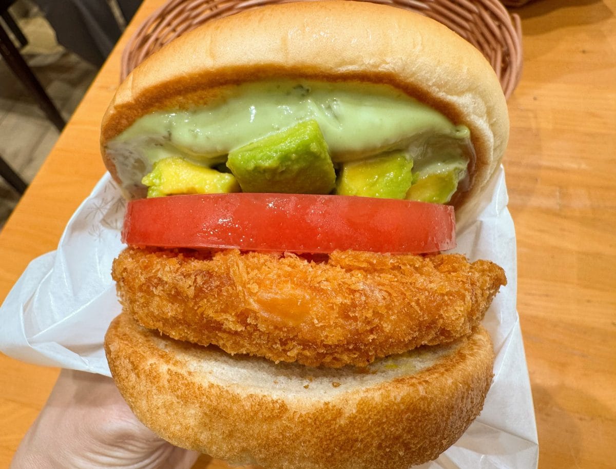 ゴロゴロとしたダイスカットのアボカドと真っ赤な厚切りトマトが、鮮やかなグリーンのバジルマヨソースをまとって爽やかなビジュアル！
