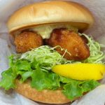 、食べる直前にレモンをギュッと贅沢に絞り、豪快にガブリ！