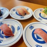 【くら寿司】くら寿司史上最高品質のマグロに溺れる……国産天然本まぐろフェアが凄すぎ！150円の「天然だしうどん」や絶品桃スイーツも本気レビュー！