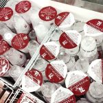 アイスは冷凍コーナーからカップを購入