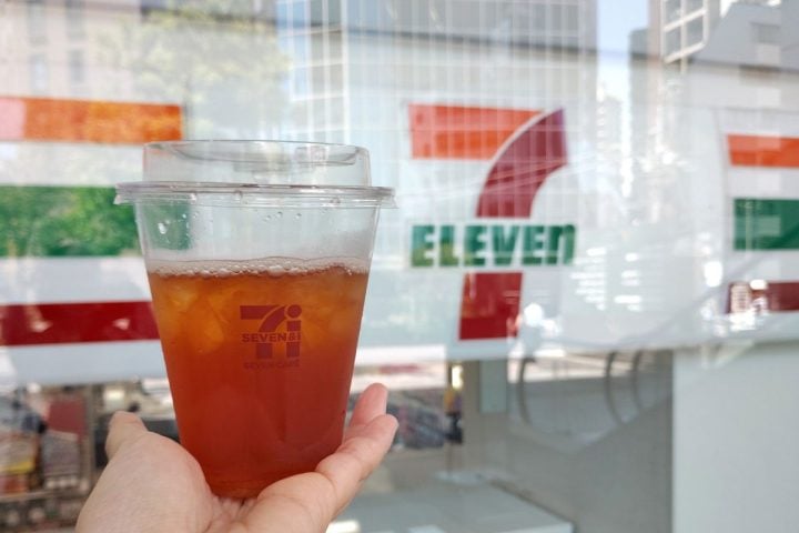 セブン「淹れ立て紅茶」大躍進。コンビニコーヒーの牙城を崩すか?裏にある緻密な戦略と10年の執念