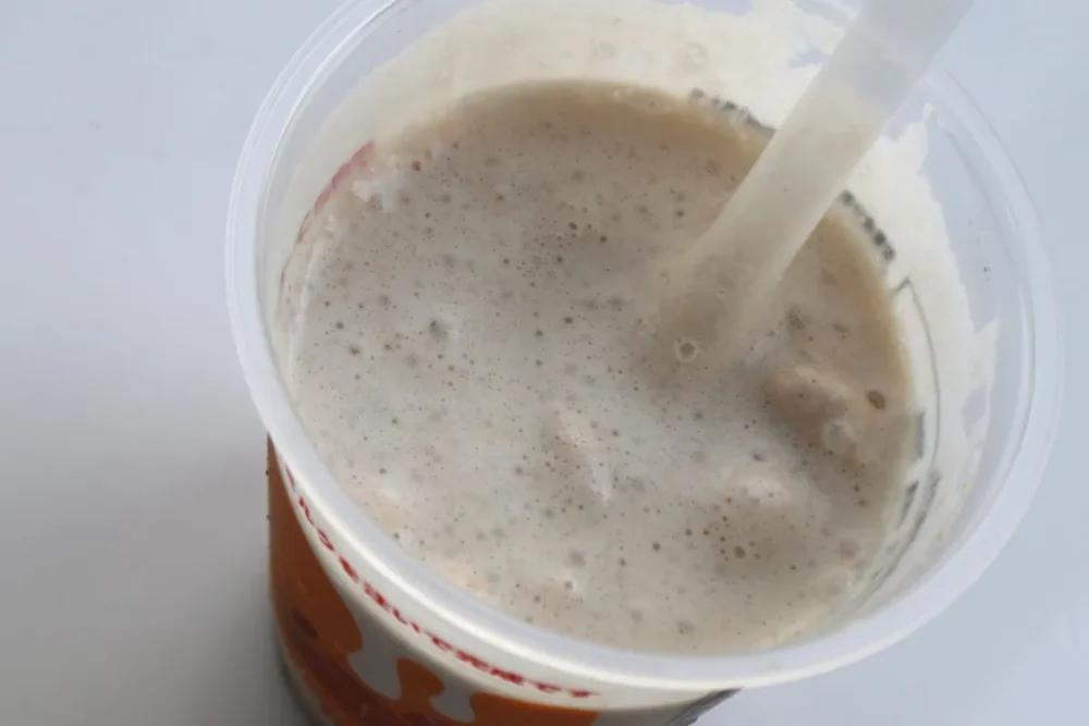 第1位　「一口で“スタバ超え”を確信!?」ローソンの新フラッペが美味しすぎた…秘密は4層構造にあり！この出来で380円はコスパ最高