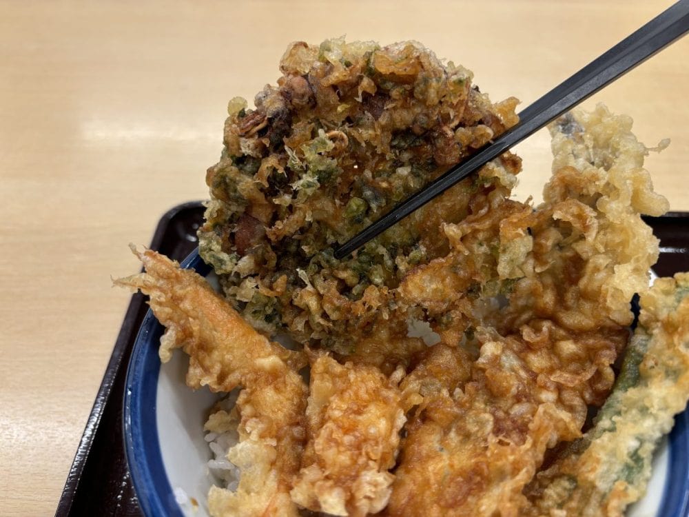 富⼭県産の「ほたるいか」と、磯の⾹りがふわっと広がる「あおさ」、⽢みのある「たまねぎ」を合わせた一品