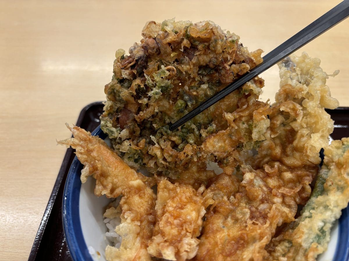 富⼭県産の「ほたるいか」と、磯の⾹りがふわっと広がる「あおさ」、⽢みのある「たまねぎ」を合わせた一品