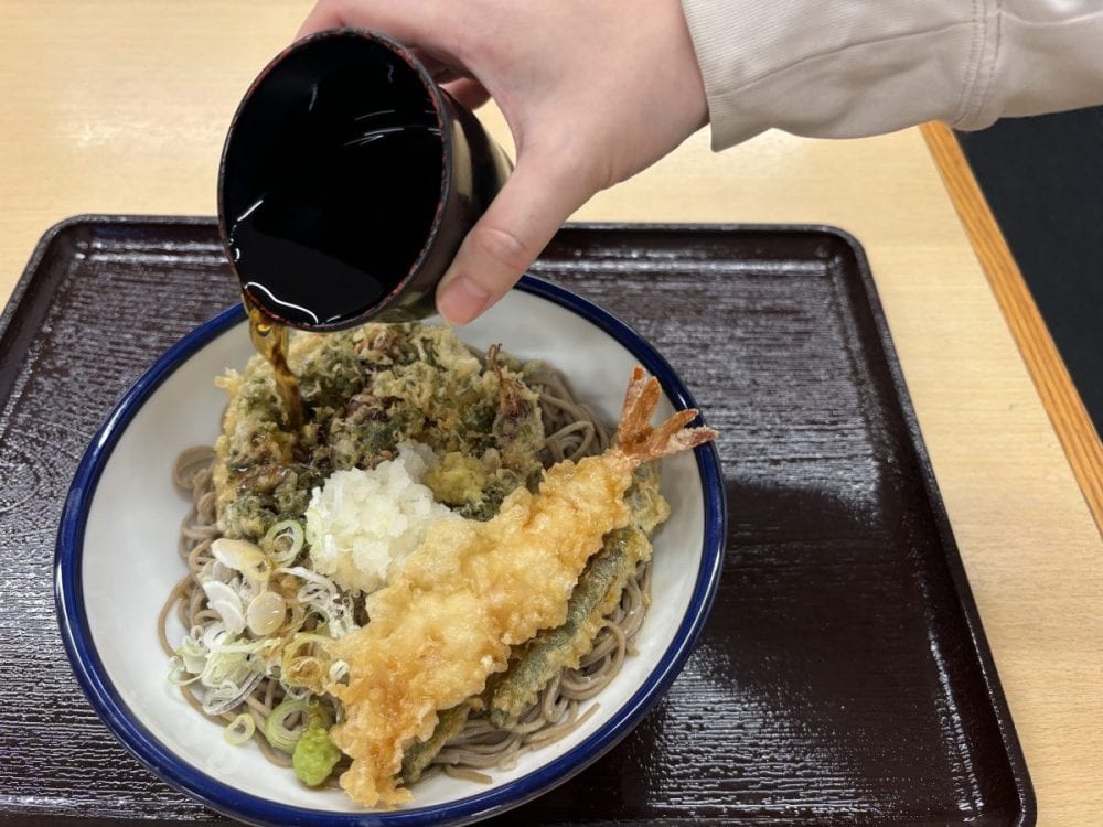そばつゆを上から回しかけていただくのがおすすめの食べ方