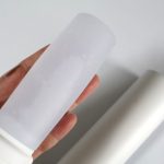 水を入れて凍らせ魔法瓶機能のついたケースに収めて持ち運ぶ