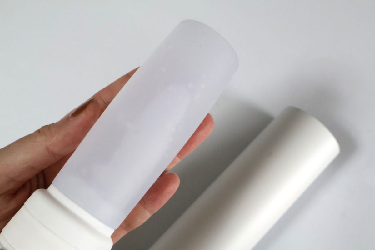 水を入れて凍らせ魔法瓶機能のついたケースに収めて持ち運ぶ