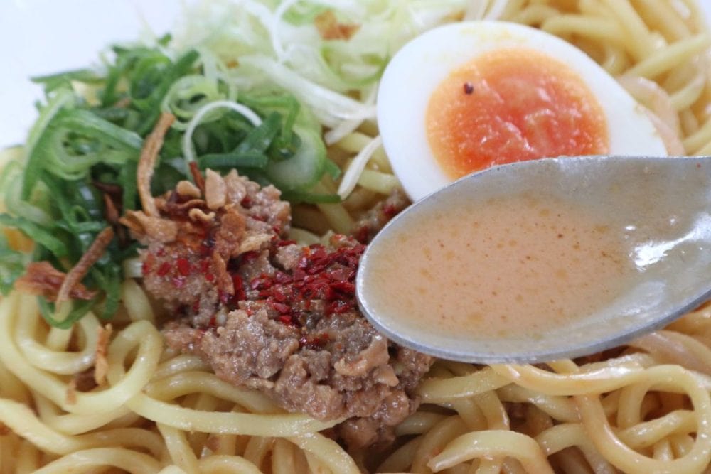 スープは味噌と胡麻の特製だれを使用