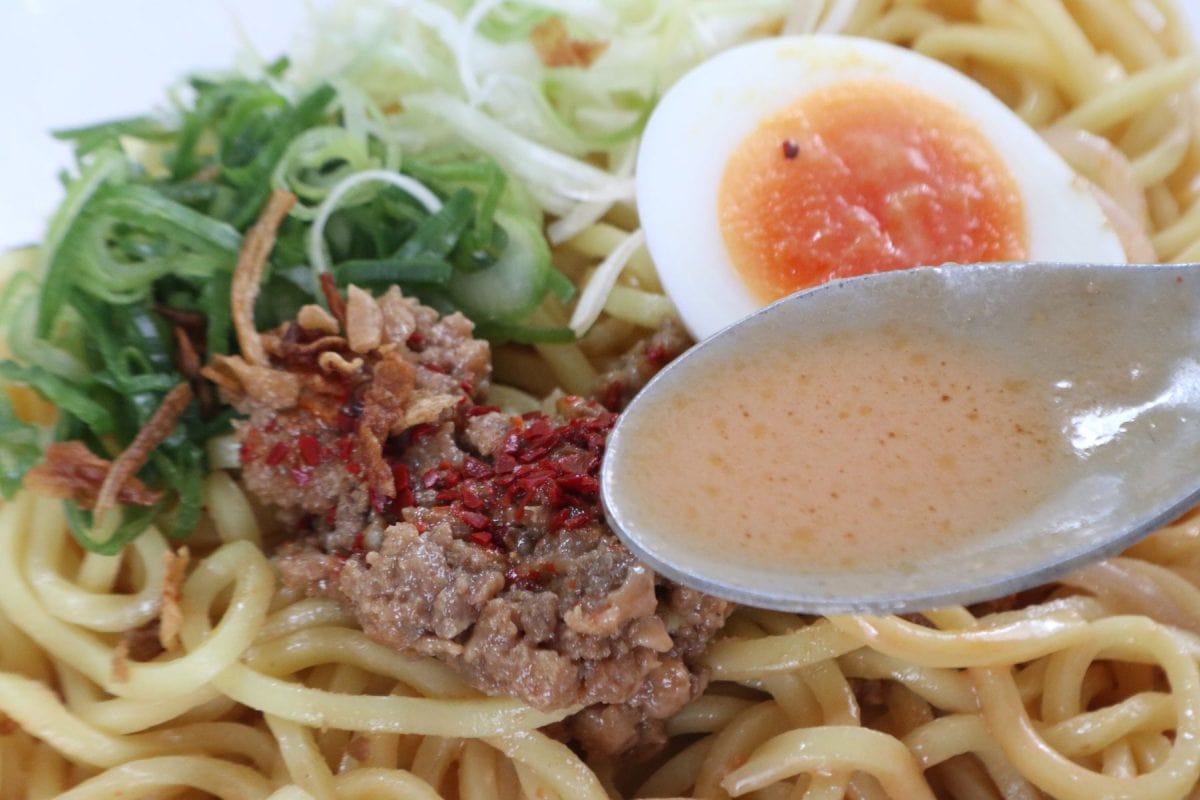 スープは味噌と胡麻の特製だれを使用