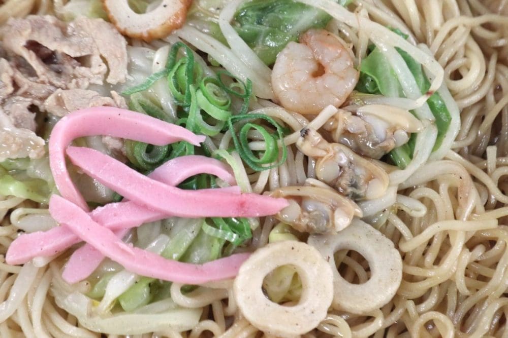具材はかまぼこやえび、ちくわにあさり、豚肉など